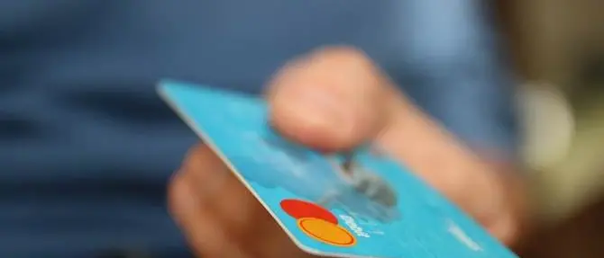 Catanzaro, fanno shopping con una carta di credito rubata: tre denunciati