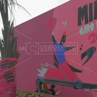 Giro d’Italia, a Mileto un murales dell’artista Sirelli omaggia la corsa rosa