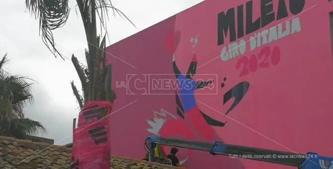 Giro d’Italia, a Mileto un murales dell’artista Sirelli omaggia la corsa rosa