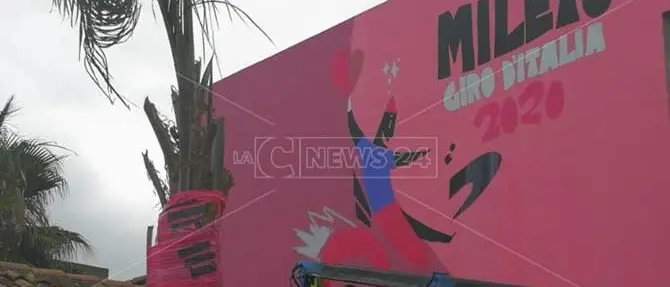 Giro d’Italia, a Mileto un murales dell’artista Sirelli omaggia la corsa rosa