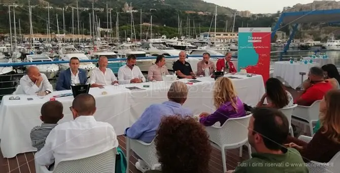 Porto Tropea, inaugurata la personale di Alex Pinna: aperta fino al 20 settembre