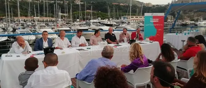 Porto Tropea, inaugurata la personale di Alex Pinna: aperta fino al 20 settembre
