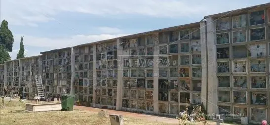 Cimitero senza posti e salme in luoghi fatiscenti, protesta a Corigliano-Rossano