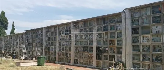 Cimitero senza posti e salme in luoghi fatiscenti, protesta a Corigliano-Rossano
