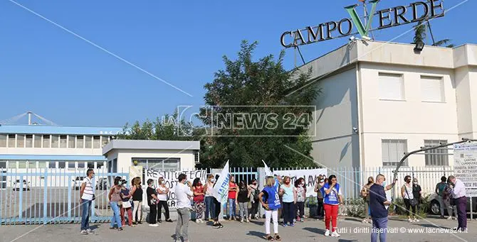 Castrovillari, protestano i lavoratori stagionali della cooperativa Osas Campoverde