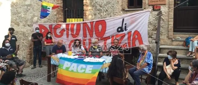 Riace, il popolo di Lucano torna in piazza per i migranti: «Giornata di digiuno e riflessione»