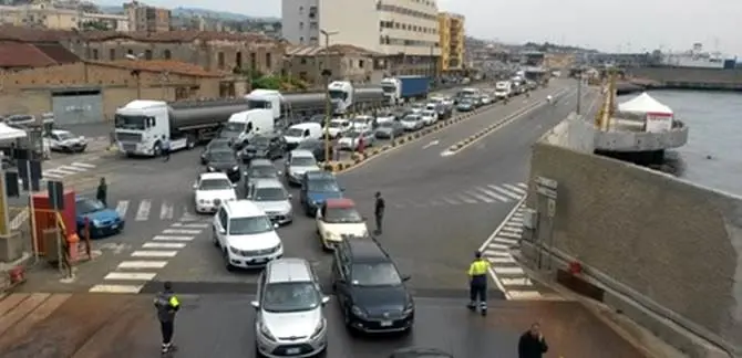 Villa San Giovanni, agli imbarchi anche oggi tre ore d’attesa e traffico in tilt