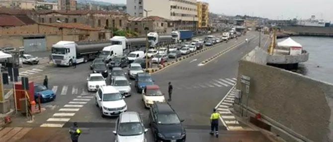 Villa San Giovanni, agli imbarchi anche oggi tre ore d’attesa e traffico in tilt