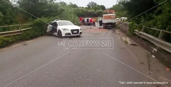 Incidente a Castrovillari, scontro frontale tra camion e auto: 4 feriti