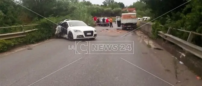 Incidente a Castrovillari, scontro frontale tra camion e auto: 4 feriti