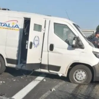 Assalto a un portavalori in Puglia, spari e auto in fiamme: bloccata l’A14
