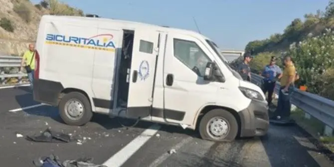 Assalto a un portavalori in Puglia, spari e auto in fiamme: bloccata l’A14