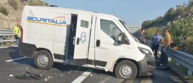 Assalto a un portavalori in Puglia, spari e auto in fiamme: bloccata l’A14
