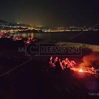 La magia della notte di San Lorenzo sulle spiagge calabresi punteggiate di falò