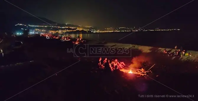 La magia della notte di San Lorenzo sulle spiagge calabresi punteggiate di falò