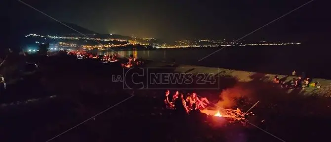 La magia della notte di San Lorenzo sulle spiagge calabresi punteggiate di falò
