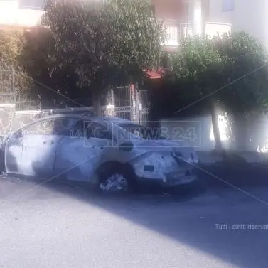 Corigliano Rossano, auto in fiamme nella notte. Per ben due volte colpita una donna