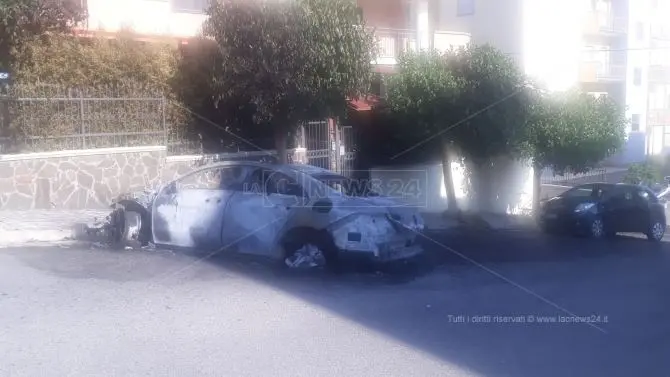 Corigliano Rossano, auto in fiamme nella notte. Per ben due volte colpita una donna