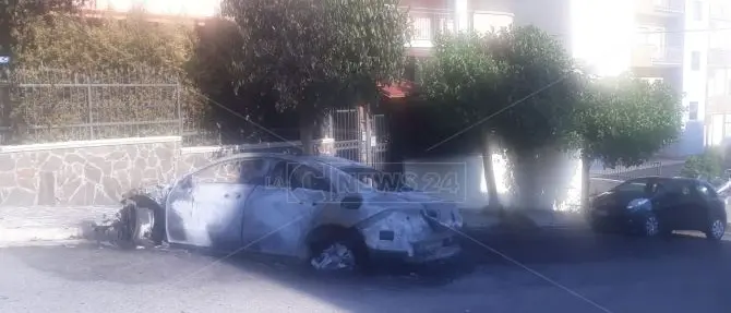 Corigliano Rossano, auto in fiamme nella notte. Per ben due volte colpita una donna