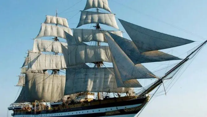 La nave scuola Amerigo Vespucci pronta a solcare il mare calabrese