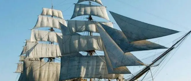 La nave scuola Amerigo Vespucci pronta a solcare il mare calabrese