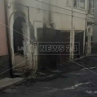 Incendiarono la casa di un indigente a Castrovillari, arrestati i giovani responsabili