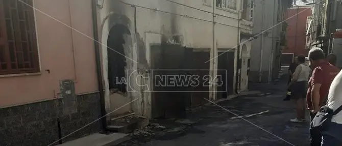 Incendiarono la casa di un indigente a Castrovillari, arrestati i giovani responsabili