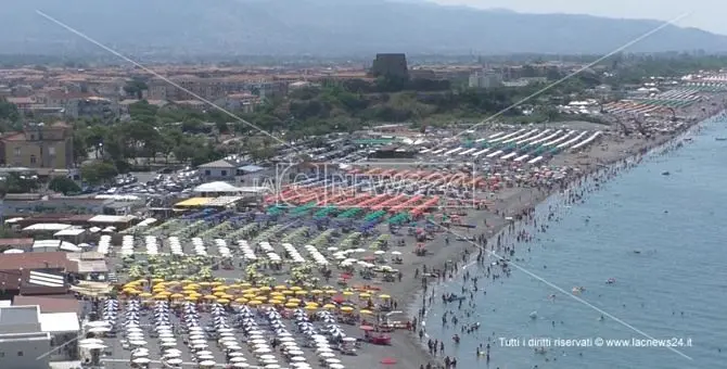 Turismo, nell'alto Tirreno cosentino spiagge prese d'assalto e boom di presenze