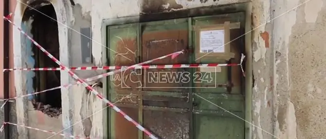 Il branco che ha umiliato e incendiato casa a un invalido e il vuoto morale che lascia