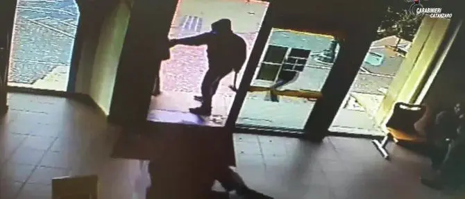 Rapinarono le poste a Lamezia armati di mazze e pistola giocattolo: tre arresti