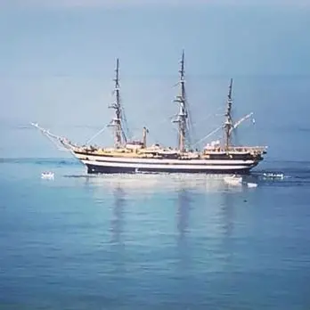 San Lucido, l’omaggio dell’Amerigo Vespucci al marinaio Carbonelli morto di Covid