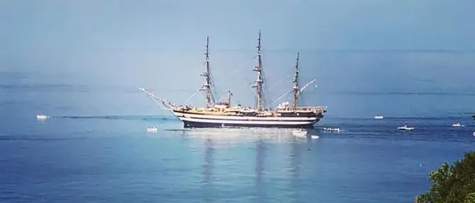 San Lucido, l’omaggio dell’Amerigo Vespucci al marinaio Carbonelli morto di Covid