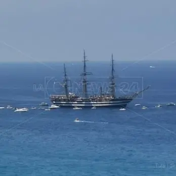 Lo spettacolo della nave Amerigo Vespucci in Calabria: è considerata la più bella al mondo