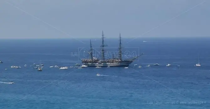 Lo spettacolo della nave Amerigo Vespucci in Calabria: è considerata la più bella al mondo