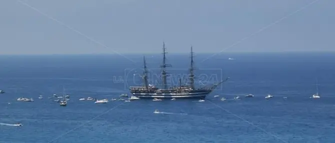 Lo spettacolo della nave Amerigo Vespucci in Calabria: è considerata la più bella al mondo