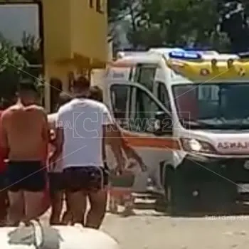 Turista colpita da malore in spiaggia a Corigliano Rossano: soccorsi fai-da-te