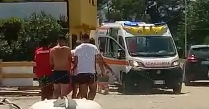 Turista colpita da malore in spiaggia a Corigliano Rossano: soccorsi fai-da-te