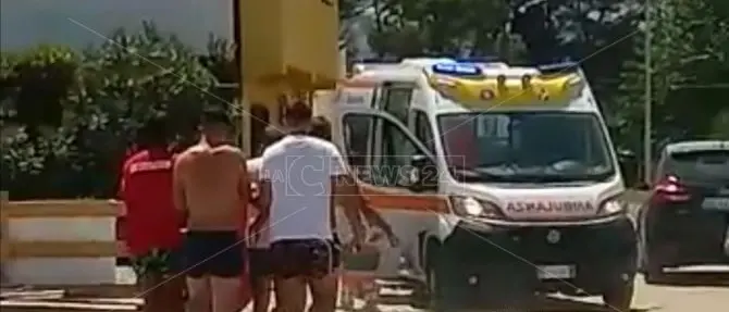 Turista colpita da malore in spiaggia a Corigliano Rossano: soccorsi fai-da-te