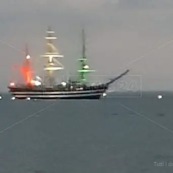 L’Amerigo Vespucci illuminata dal tricolore saluta la Calabria da Falerna
