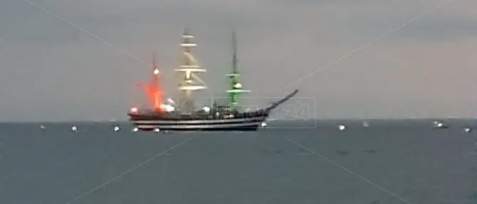 L’Amerigo Vespucci illuminata dal tricolore saluta la Calabria da Falerna