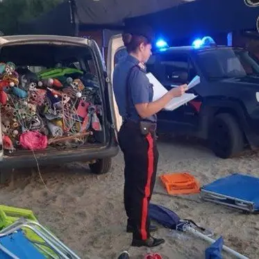 Sequestrati oltre cento ombrelloni e lettini lasciati sulla spiaggia nel Catanzarese