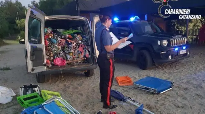 Sequestrati oltre cento ombrelloni e lettini lasciati sulla spiaggia nel Catanzarese