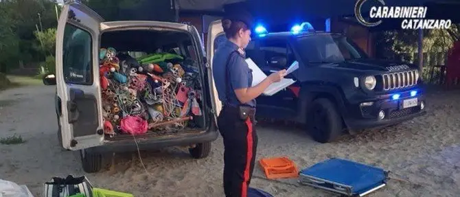 Sequestrati oltre cento ombrelloni e lettini lasciati sulla spiaggia nel Catanzarese
