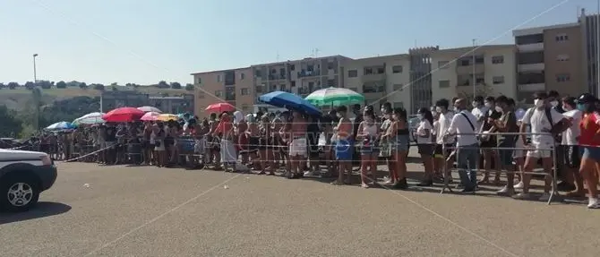 Coronavirus Calabria, in fila per il tampone: in centinaia alla tensostruttura di Soverato