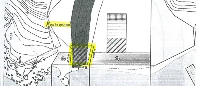 San Nicola Arcella, ombrelloni e sdraio nell’alveo del torrente: la denuncia di Italia Nostra