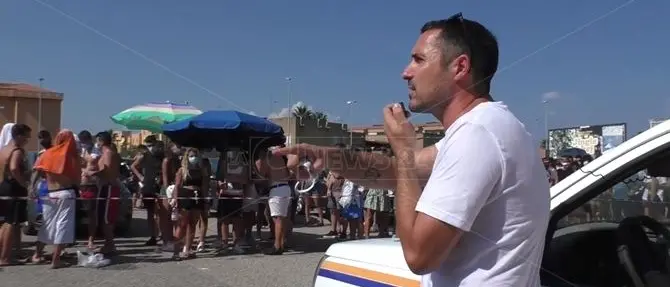 Soverato, tra i ragazzi in fila per il tampone. E il sindaco li ammonisce col megafono