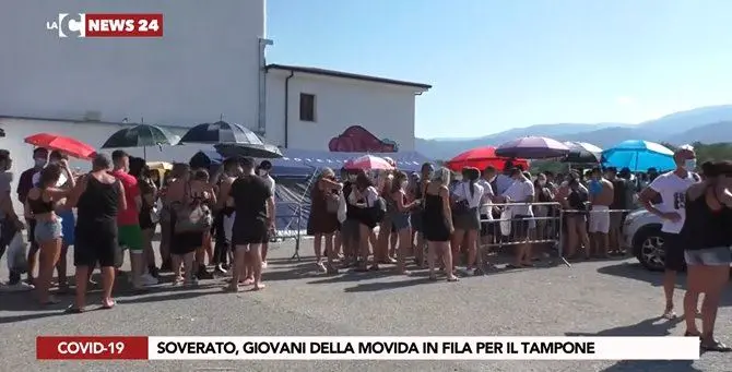 Paura da Covid, in fila dall’alba col numerino per il tampone: oltre 800 test a Soverato