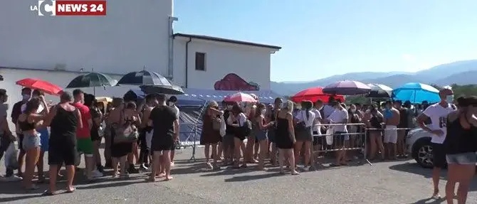 Paura da Covid, in fila dall’alba col numerino per il tampone: oltre 800 test a Soverato