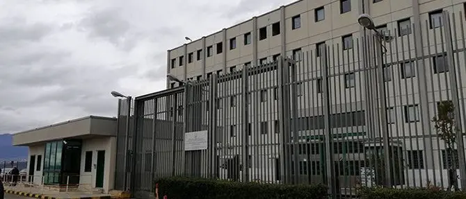 Incendiarono la casa di un invalido di Castrovillari: confessano, in tre ai domiciliari