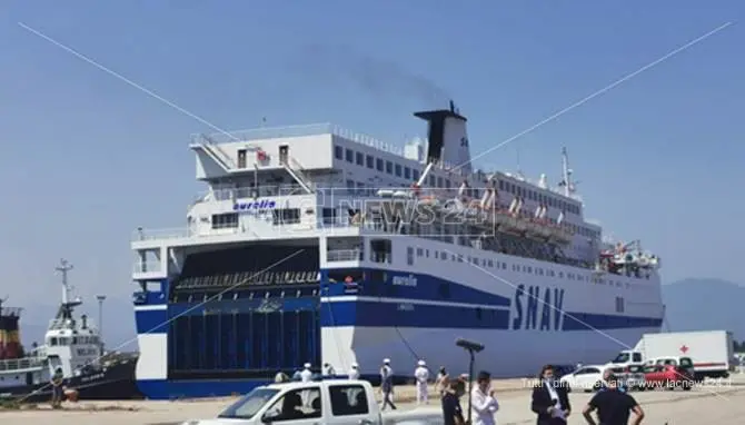 Corigliano, la nave-quarantena accolta tra le polemiche. Il sindaco: «Mossa politica»